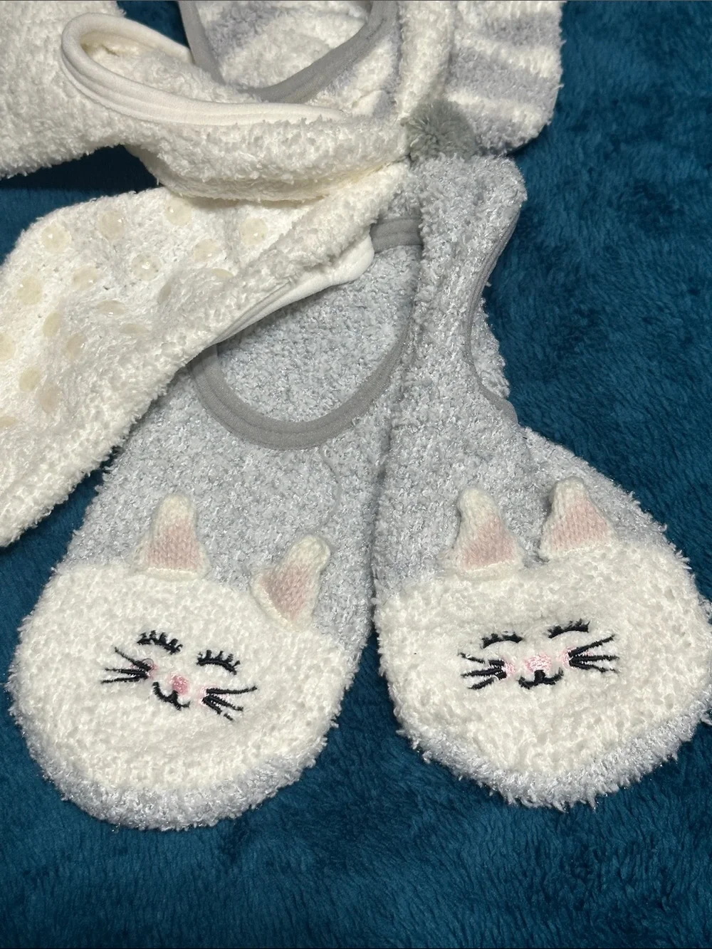 Cozy Fuzzy No-Show Socks - White and Light Gray